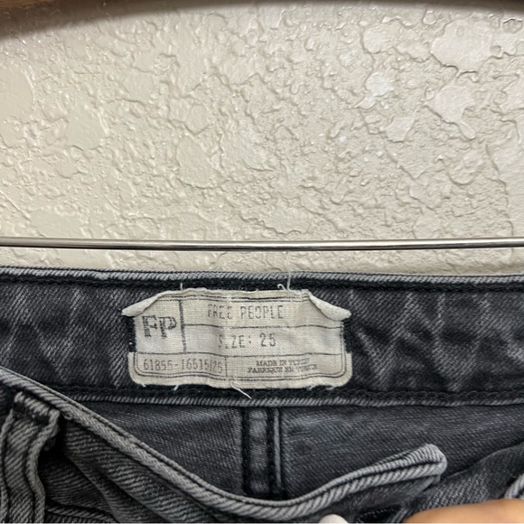 Free People sz 25 Faded Black high rise Jeans with raw hem - Picture 4 of 9